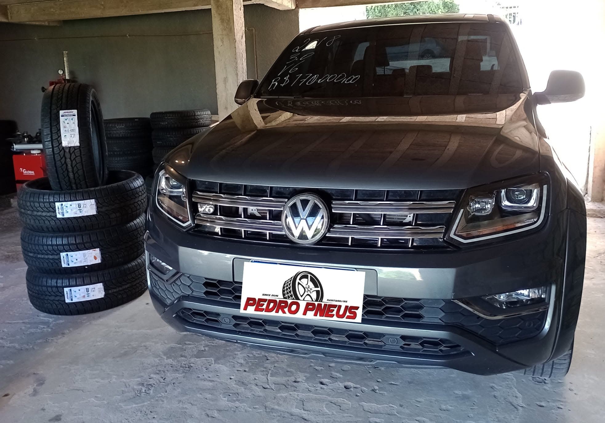 Veículo ao lado de pneus na Pedro Pneus em Santiago RS